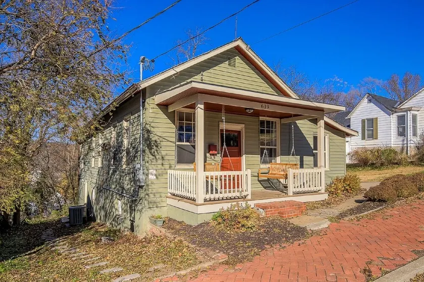 Cottage On Main-I Heart Of Weston - Image 1