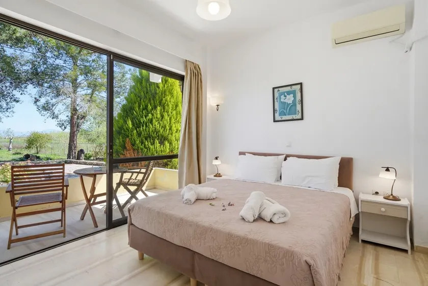 Alexandra Apartment 1 Holiday Home with Balcony & Wi-Fi - Image 1