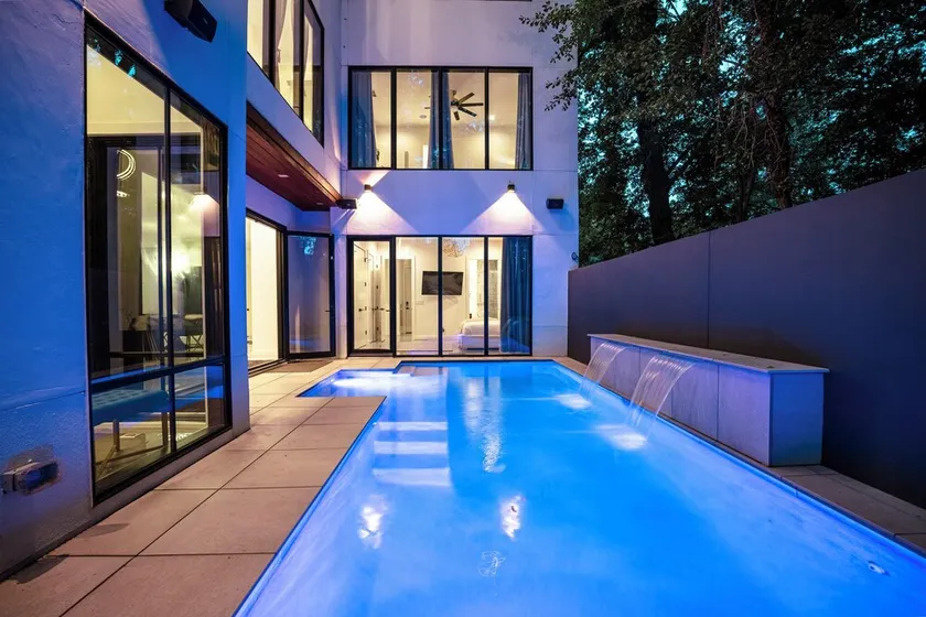 Midtown Modern Showpiece - Pool - Pets - Rooftop - Image 1