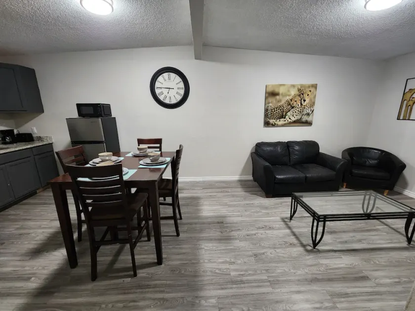 Luxury Apartment Suite 6 - Image 1