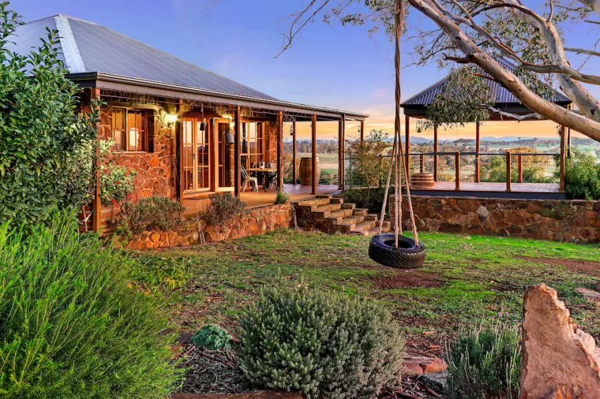 En udsigt til en Hill-Stone Creek Cottage Farmstay - Image 1