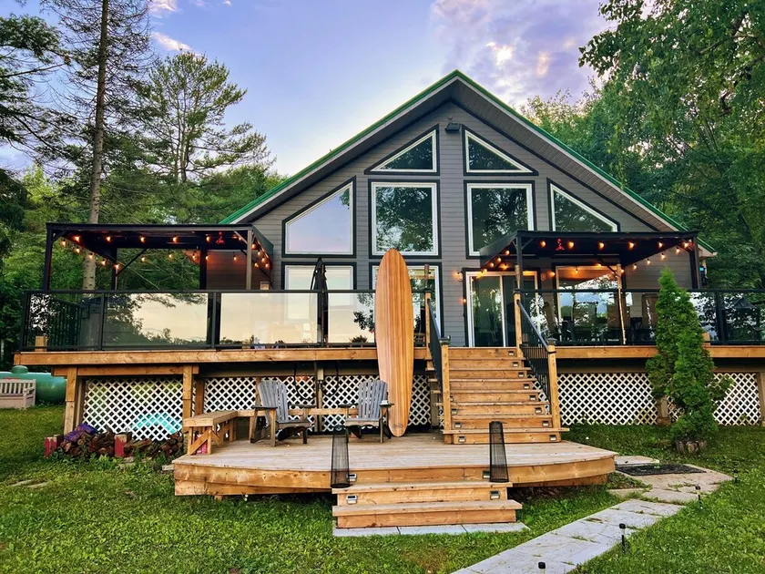 Beautiful Lakefront Cottage with Hot Tub - Image 1