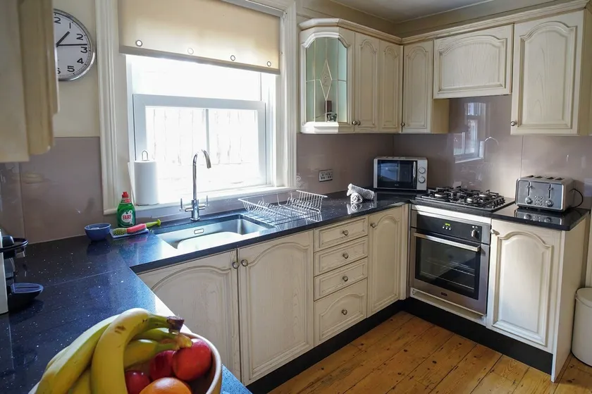 Nutcroft-Dog Friendly-Parking-Cowes-Sleeps 4 - Image 1
