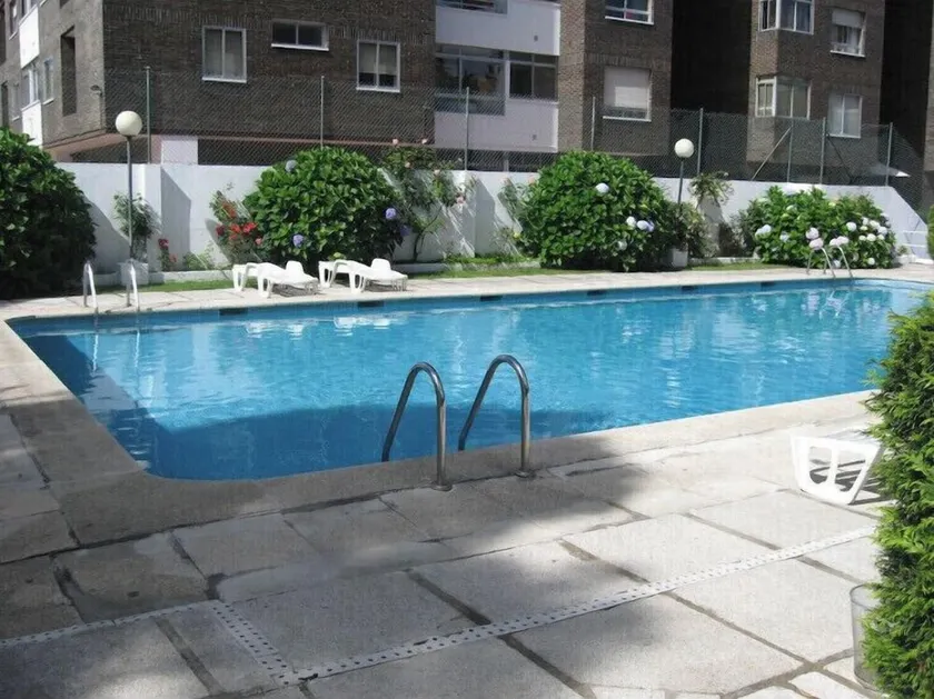 Beautiful apartment with terrace, swimming pool, gym, sauna and 10,000m2 of gardens - Image 1