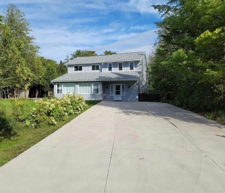 Beach Cottage, walking distance to Sauble. 3 bedroom, 2 bath - Image 1