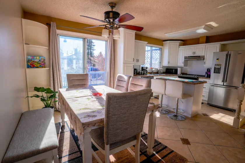 Rymlig modern reträtt med 5 sovrum i Edmonton- perfekt för familjer och grupper! - Image 1