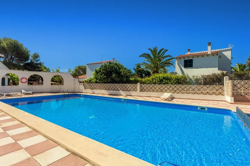 Casa de férias 'Villa Seve' perto da Praia com Piscina Partilhada & Wi-Fi - Image 1