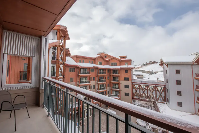 Comfortable & Spacious 2 Bedroom Condo unit in Mountaineer Square condo - Image 1