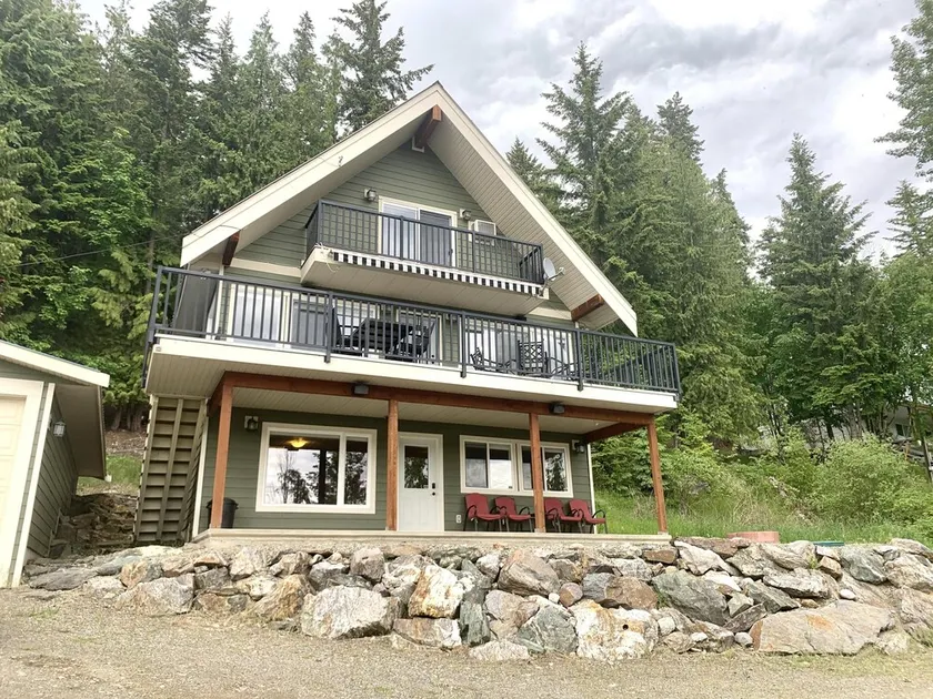 Dancing Waters Lakehouse - Semi Waterfront - Shuswap Vacations and Sledding Accommodation - Image 1