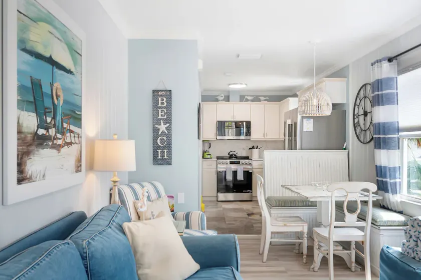 Charming Cottage with modern amenities close to beach w/ pool, beach gear, bikes - Image 1