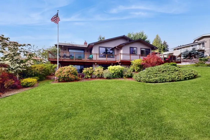 Large, dog-friendly home w/WiFi, fenced yard, fireplaces & gorgeous water view - Image 1