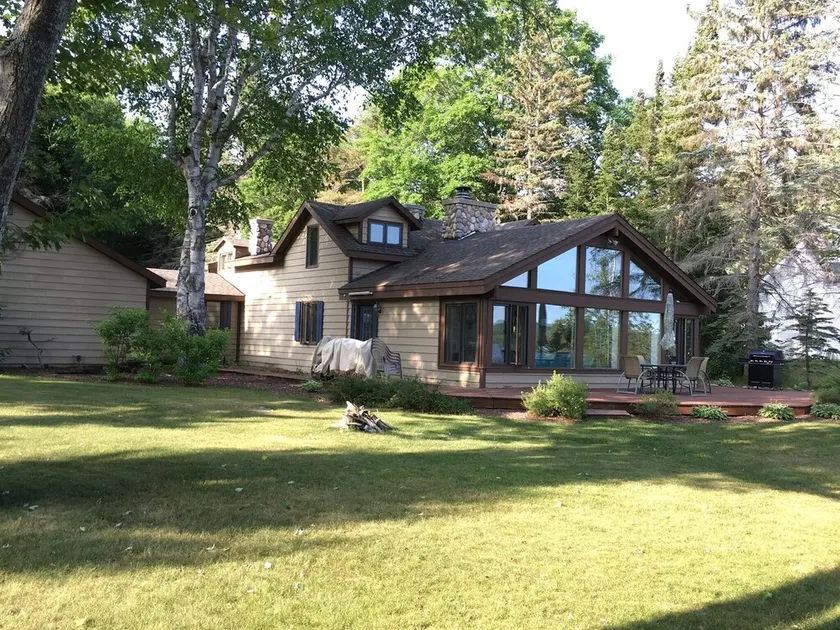 Northern Michigan Lakeside Family Retreat - sleeps 12 - Image 1