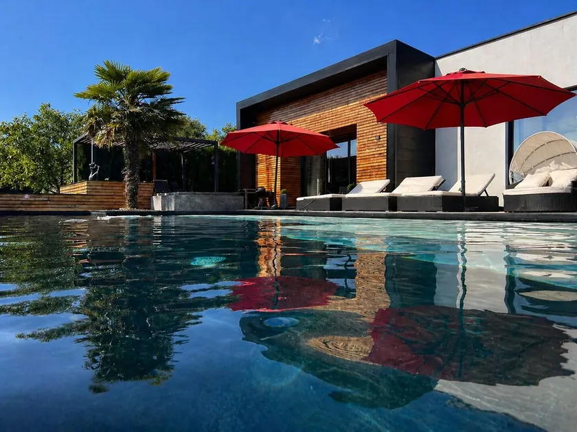 MAGNIFICENT VILLA, opvarmet swimmingpool, tæt på DORDOGNE strande. - Image 1