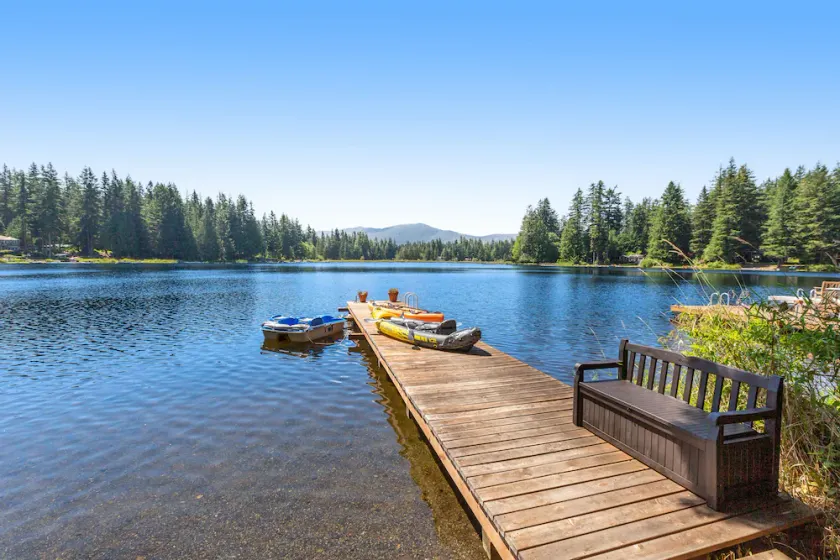 Luxe lakeside cottage with furnished porch, 2 docks, fire pit, deck, beachfront - Image 1