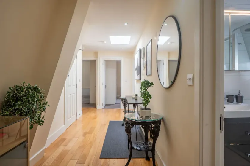 Spacious 3 Bed Apartment in London CRC - Image 1