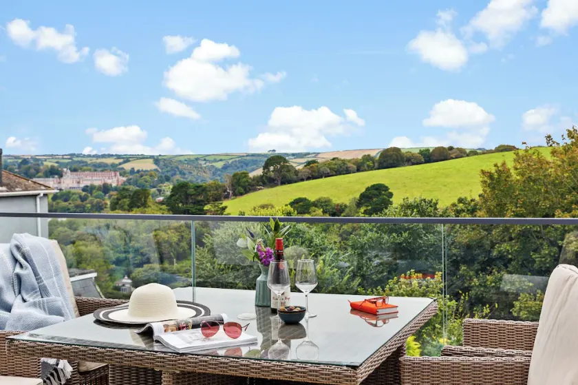 Spacious Luxury Retreat with parking & views - Image 1