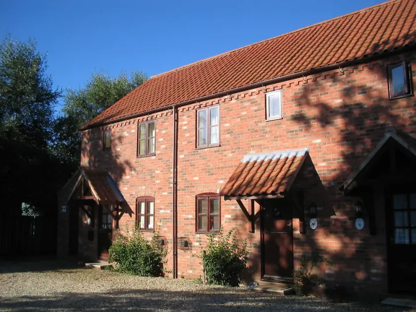 Peaceful lakeside cottage close to the Broads and beaches - Image 1
