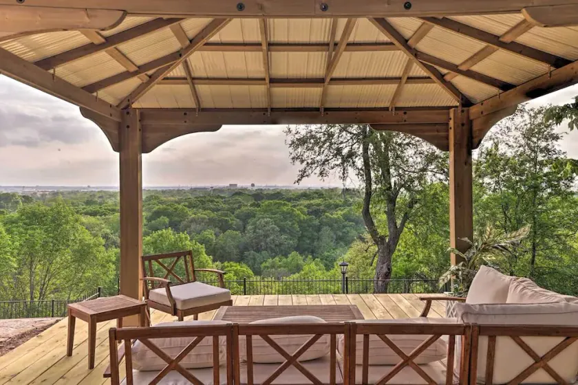 Perched atop a bluff overlooking the expansive views! Near Stockyards, Dickies - Image 1