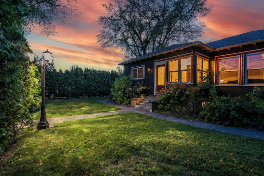 Luxury pet friendly estate w/ hot tub and heated pool in the heart of the city - Image 1