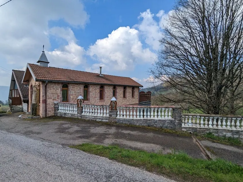 Ancienne chapelle aménagée en gîte indépendant avec terrasse et cheminée - Image 1