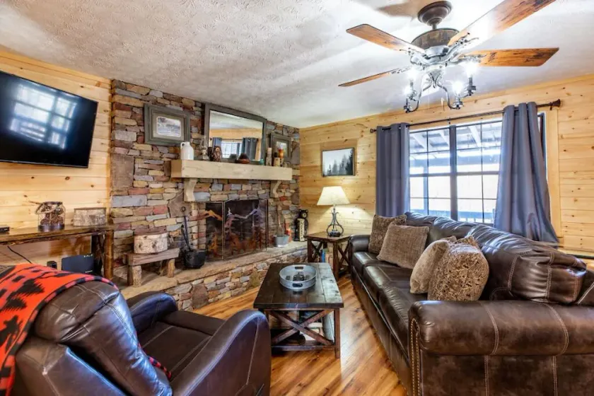 Joye's Barnhouse Retreat-Close to Pigeon Forge Attractions, Parkway, and Outlets - Image 1