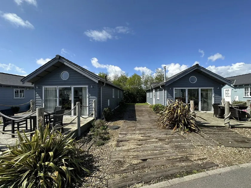 2 Detached Beach Houses - Book as a pair sleeps 8! - Image 1
