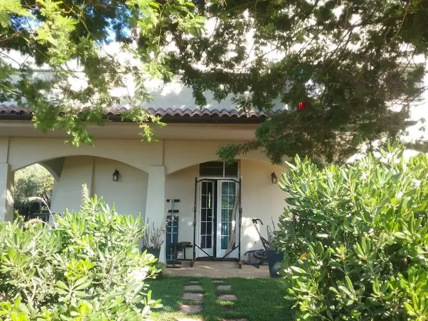 In private villa with 4000 square meters of greenery and swimming pool - Image 1