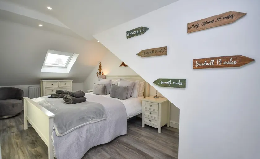 Stunning 3 bed 2 bath cottage yards from the beach sleeps 6-8  pet friendly - Image 1