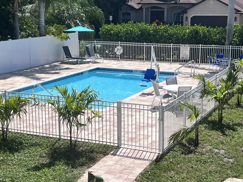 Relax at the Blue Buttercup in Sarasota's sweet SouthSide village! - Image 1