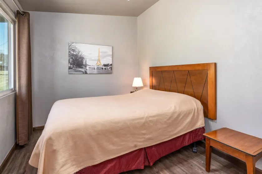 NEWLY RENOVATED 2bedroom in heart of Oakhurst - Image 1