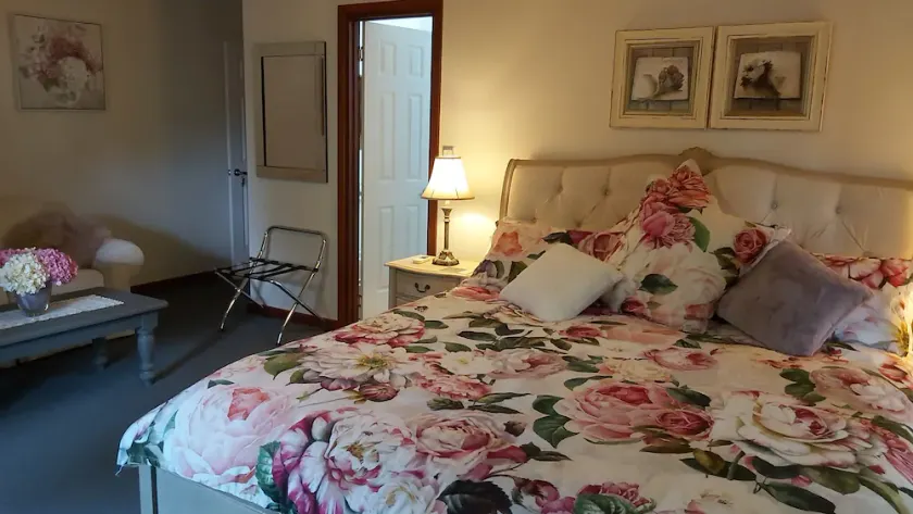 Beautiful room, a comfy king bed, includes a delicious continental breakfast. - Image 1