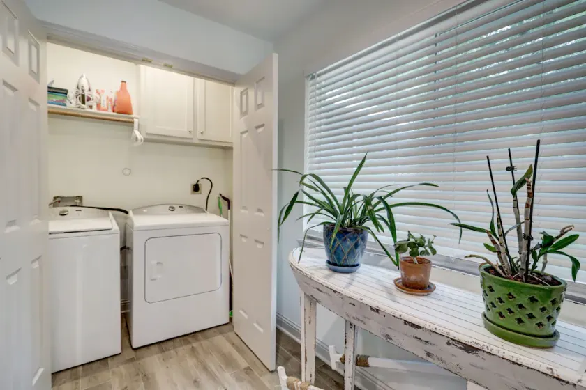 Kingwood Cottage - 10 mins from IAH - Lake Front - Image 1