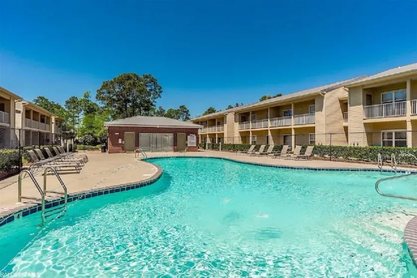 Lovely 2-bedroom condo with pool - Image 1
