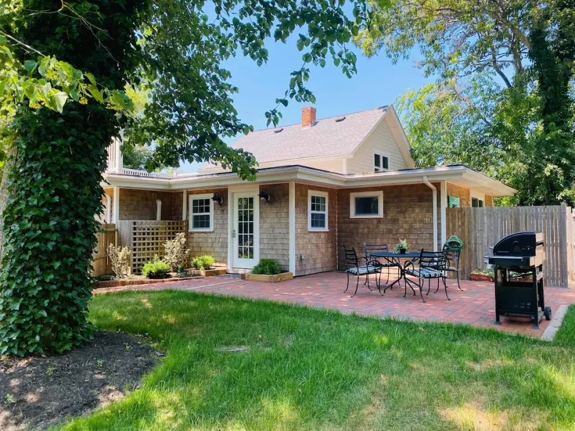 Charming, newly renovated house, a few steps from bike path. - Image 1