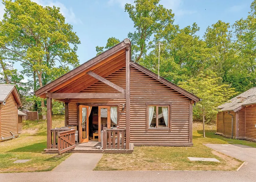 Superb lodge with one master double and one twin. - Image 1