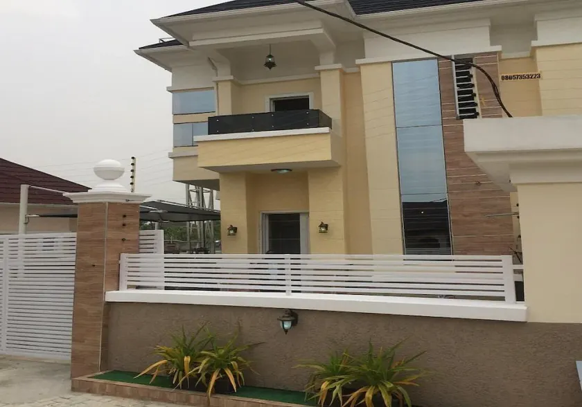 Leez Luxury Apartment - Image 1