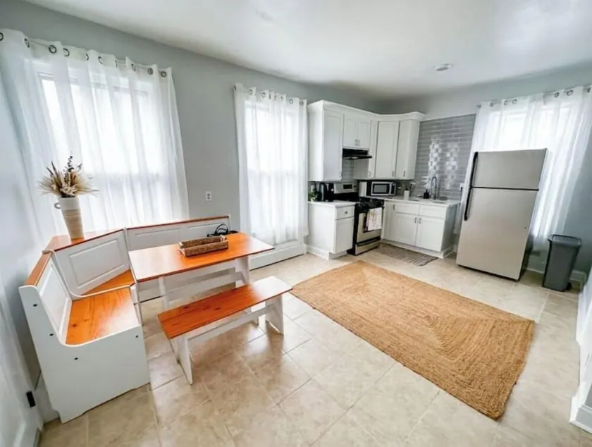 Spacious Bohemian Nook - Image 1