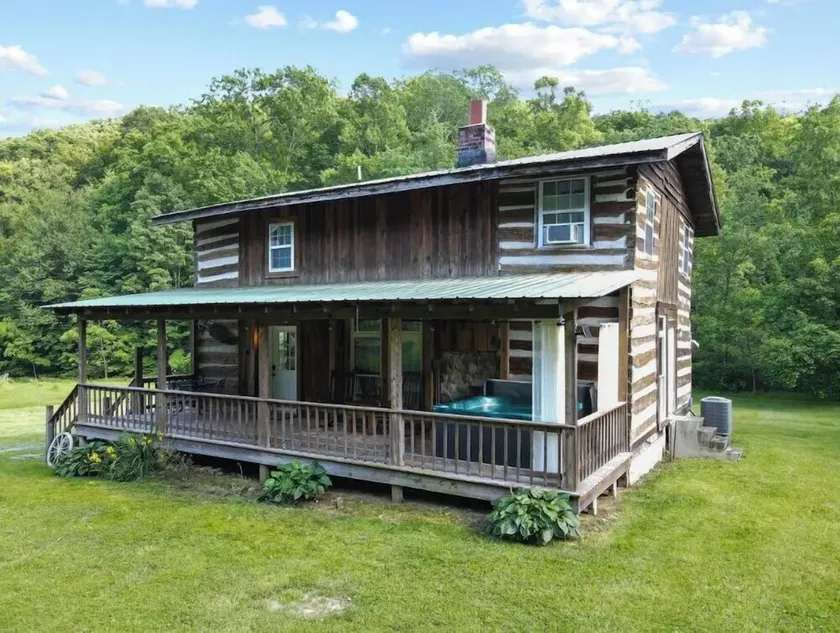 Private, unique log cabin with hot tub, 3 BR,2 bath. Sleeps 6. - Image 1