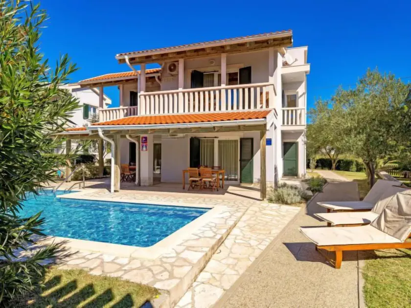 Apartamento vacacional con jardín, piscina y barbacoa - Image 1