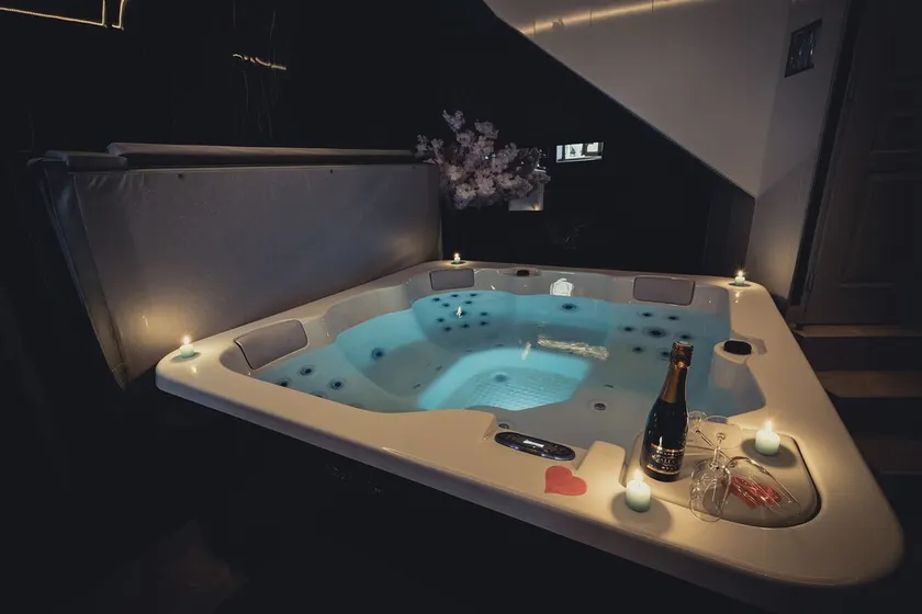 LOFT with private jacuzzi, CENTRE VILLE PONTOISE - Image 1