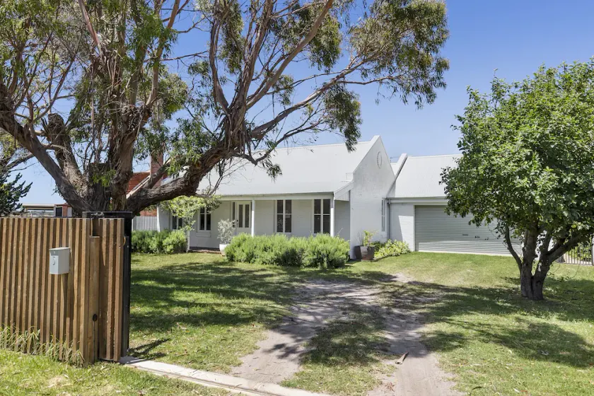 Pet friendly Riverside Retreat - Image 1