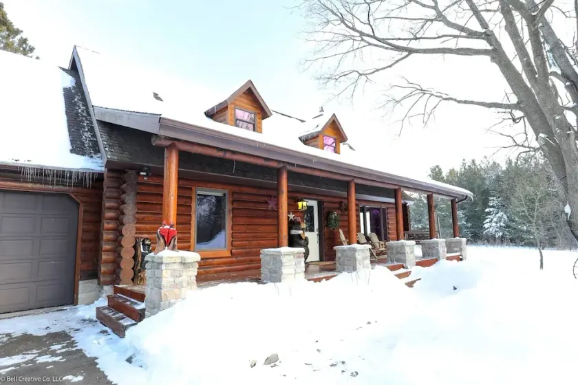 Country Living Custom Built Log Home with Hot Tub and Sauna - Image 1