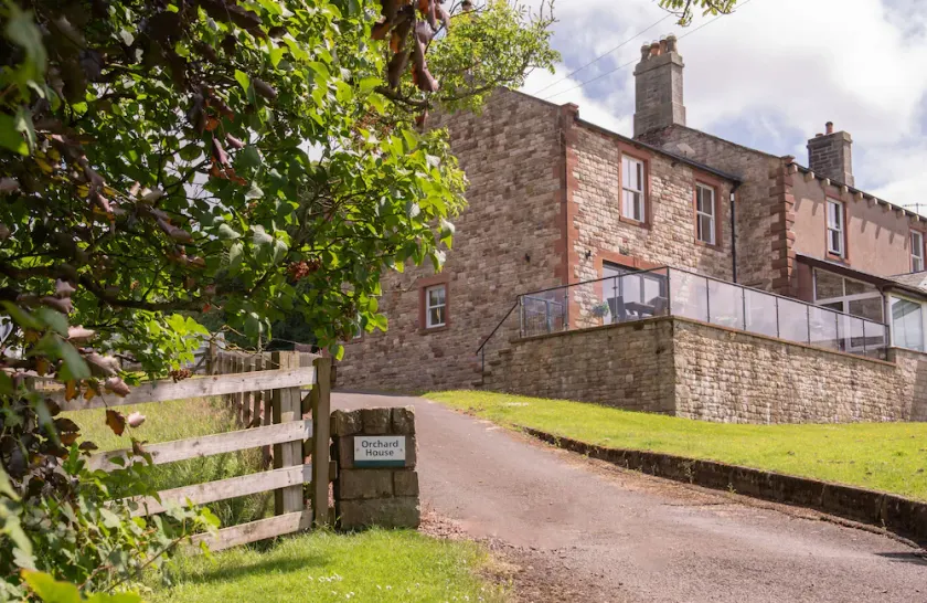 Luxury cottage with stunning views, hot tub and 2 dogs welcome - Image 1