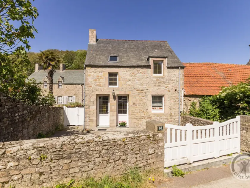Comfortable house in Omonville la Rogue with private courtyard, near the harbor - Image 1
