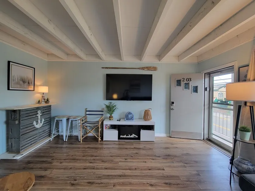 Best 1 Bedroom in SIC! 1 Block to the Beach.. A+ location .. Walk to Everything! - Image 1