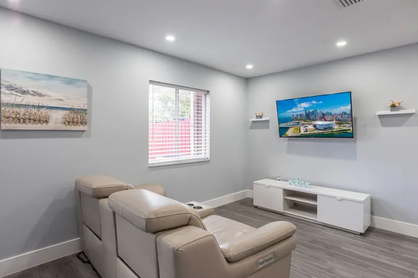 Lovely Newly Renovated! Townhouse 3 bedroom 3 bathroom/ Nice Patio - Image 1