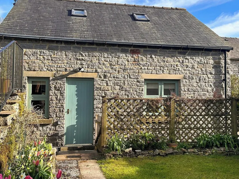 1 bedroom accommodation in Tideswell - Image 1