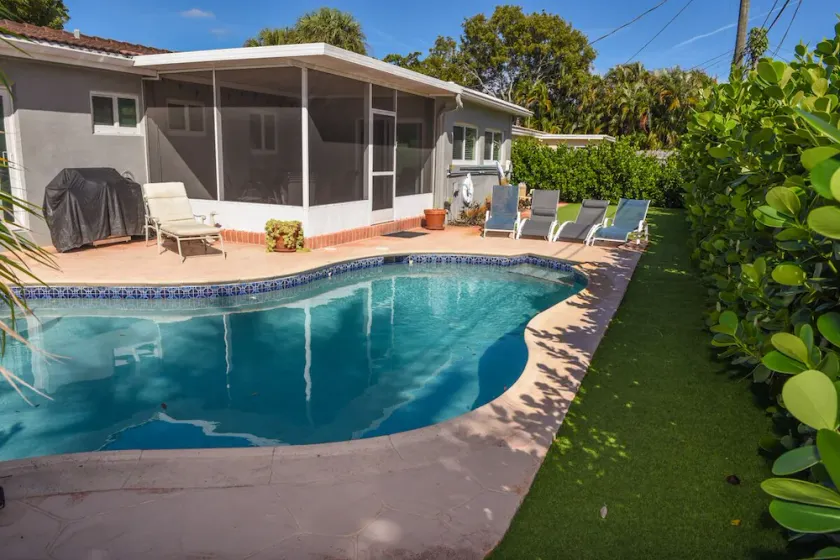 Familyfriendly house in quiet area PompanoBeach, heated saltwater pool - Image 1