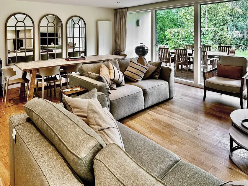5 bedroom accommodation in Cirencester - Image 1
