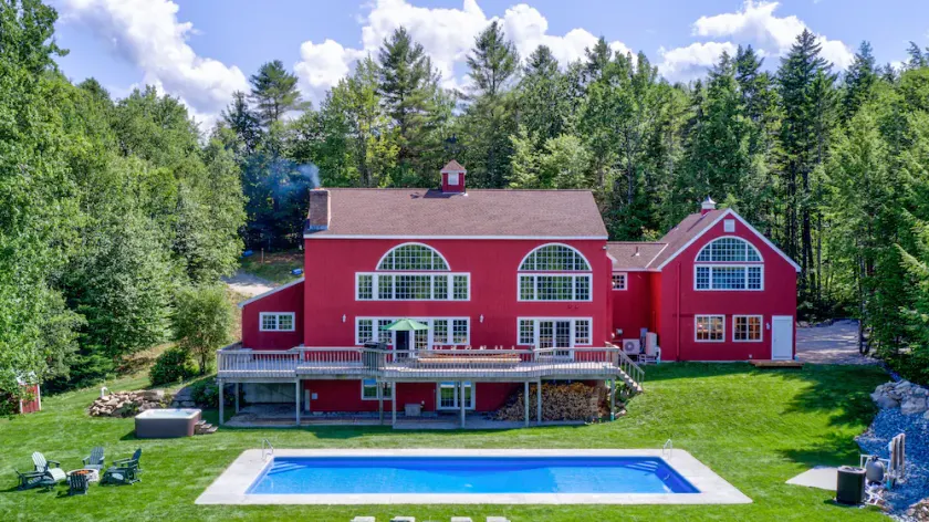 Stratton and Bromley 9 BRs Estate with a Swimming Pool - Image 1